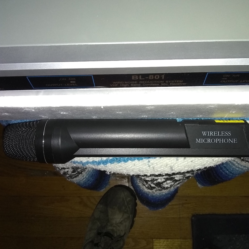 PROFESSIONAL WIRELESS MICROPHONE SYSTEM - Picture 2 of 3